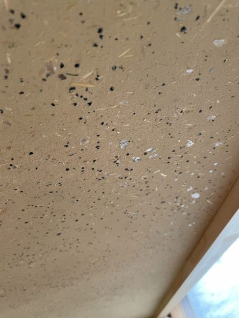 čierny piesok 3mm, sľuda a slama